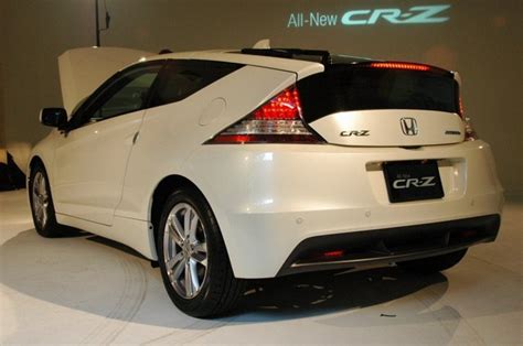 Honda crz memiliki tampilan yang begitu keren, wajar saja jika mobil ini begitu disukai oleh penggemar setia honda. Berkenan Tak Dengan Honda CRZ?