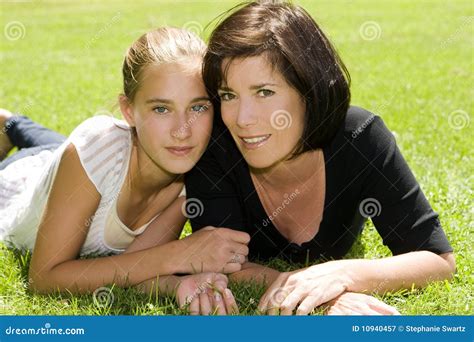 Mutter Und Tochter Stockbild Bild Von Nett Kindheit