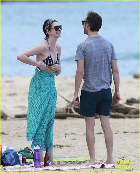 Anne Hathaway Dons Bikini Top For Hawaii Beach Walk Photo 3025991