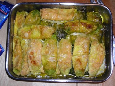 Portate a bollore in un tegame dell'acqua leggermente salata e tuffateci le foglie di verza. Involtini di verza