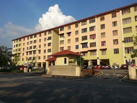 There are various clothing, fashion, and electronic shops and indoor stalls in the dilapidated warta mall. Bilik Sewa Malaysia: Pangsapuri Cempaka Sari Bandar Baru ...