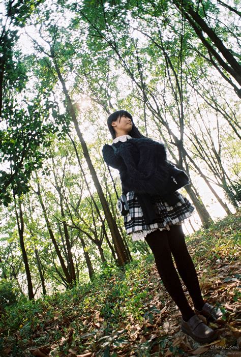 무료 이미지 나무 숲 보행 사람들 소녀 꼬리 햇빛 모험 필름 다리 서 있는 초상화 봄 녹색 중국말 밀림 니콘 맑은 주 넓은 100