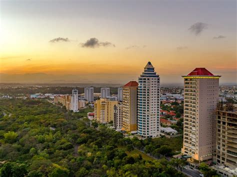 Playa bávaro, punta cana, y la playa dorado, puerto plata. Parque Mirador Sur, Santo Domingo, Dominican Republic | Dronestagram
