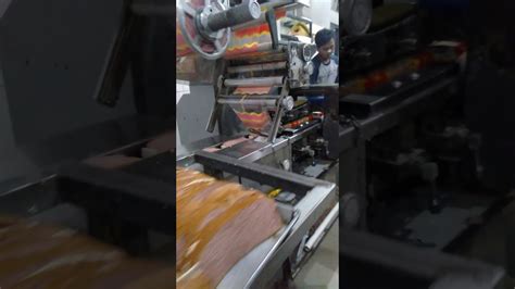 Roti gandum memiliki jumlah serat dan karbohidrat lebih tinggi dibandingkan roti putih tawar. Proses Packing Roti Rasa Mocca - YouTube