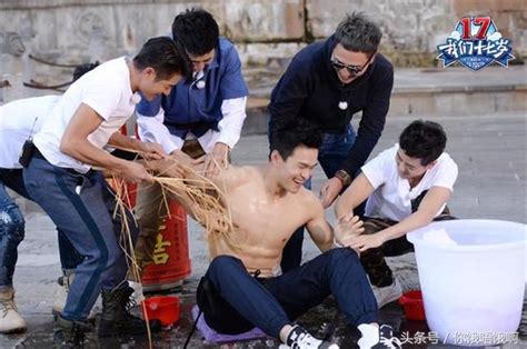 Jun 16, 2021 · 大陸女星趙麗穎擁有高人氣，近期她拍攝洗髮精廣告曝光，以幾近素顏的淡妝出鏡，身穿一件淺黃色連身裙，粗肩帶與收腰細節襯托下宛如少女般逆齡，絲毫看不出趙麗穎的真實年齡，而眼尖網友也挖出該套裙裝竟出自平價快時尚品牌，僅台幣2千元有找。 孫楊韓東君脫衣秀身材 被郭富城林志穎偷摸揩油! - 每日頭條