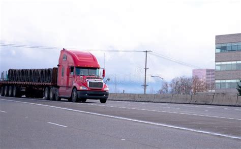 Del Rojo Camión Semi Con El Remolque De La Cama Plana Que Transporta El