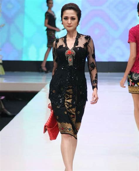 Tampil simpel dan feminin dengan kebaya model loose yang tengah jadi coba kreasikan kebaya anda dengan model panjang seperti ini. 50 Inspirasi Model Kebaya