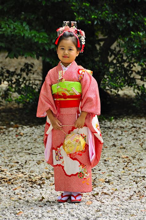 Historia el juego del billar japonés, mal denominado japonés, es una de las numerosas variantes del juego de la bagatelle juego de destreza tradicional de francia. Niña con traje típico japonés | Niña con la vestimenta típic… | Flickr