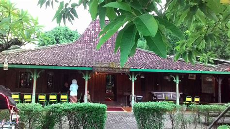 Rumah joglo yang mewah umumnya hanya rumah tradisional jawa yang sering dibangun oleh masyarakat di kampung memiliki ciri sisi atapnya. Rumah Adat Jawa (Rumah Kampung, Limasan, dan Joglo)