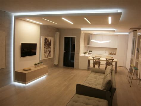 È importante sottolineare che all'interno del controsoffitto in cartongesso possono essere alloggiati faretti a scomparsa o elementi lineari di illuminazione che, oltre a permettere un piacevole effetto di luce diffusa, diretta o indiretta. Living - Ledrichproject