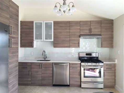 Nous pensons donc qu'il vaut mieux voir les choses en grand, avec des armoires jusqu'au plafond ou d'interminables plans de travail. INSTALLATION ARMOIRE DE CUISINE IKEA / INSTALLATEUR ...