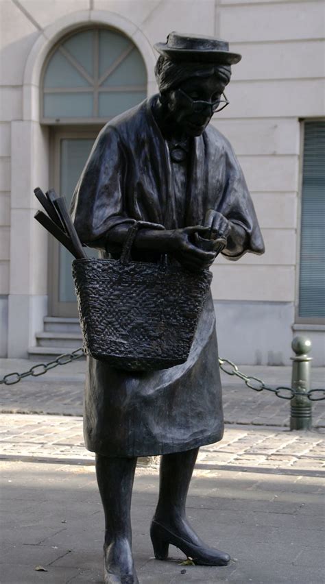 Brüssel Olivetenhof Skulptur Madam Chapeau von Tom Fra Flickr