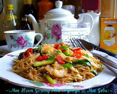 Nugget ayam (satu) = 60 kalori 3. Mee Hoon Goreng Ala Nyonya | mat_gebu | Flickr