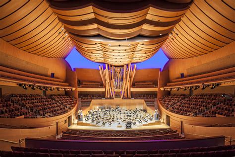 Sala De Conciertos De Gehry Se Transforma En Escenografía De La Música