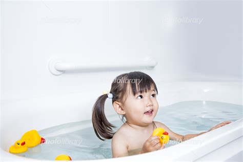 1人お風呂に入る幼い女の子 育児 成長 自立 入浴 衛生 清潔イメージ 写真素材 5816858 フォトライブラリー