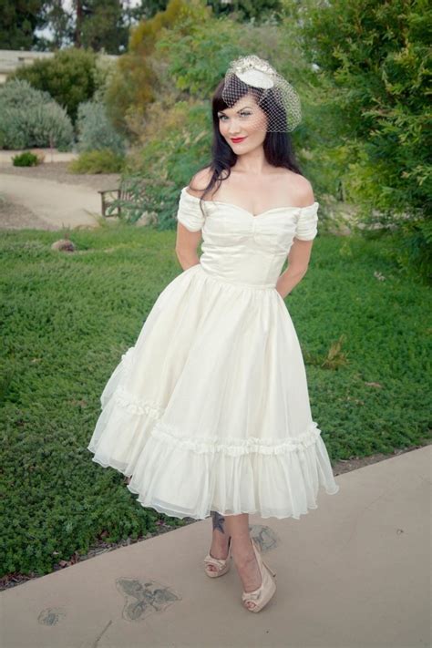 Disponible uniquement chez monde vintage, n°1 français du vintage ! Apprivoiser la robe blanche quand on est toujours en noir ...