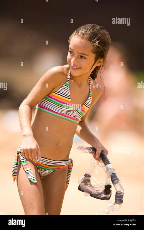 Niña En Bikini Sujetando La Máscara De Snorkel Fotografía De Stock Alamy