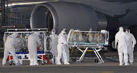 Ebola Super Protetto Il Trasferimento Del Medico Dallaereo Allo