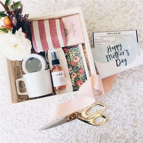 Gift ideas for expecting mothers from husband must include luxury, thoughtful, and useful gifts that can be helpful in their pregnancy routine, just like this phone holder. 12 Gift Ideas For Your Mother-In-Law: #GiftGuide Mother's ...