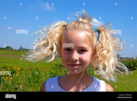 Portrait Dune Jeune Fille Blonde Hollandaise Avec Drôle Sèche Photo Stock Alamy