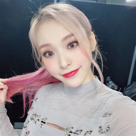 Pink Hair Selca Selfie And Lee Gahyeon Image On Favim Com