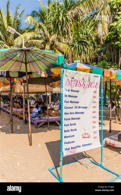 Thai beach massage thailand Fotos und Bildmaterial in hoher Auflösung Alamy