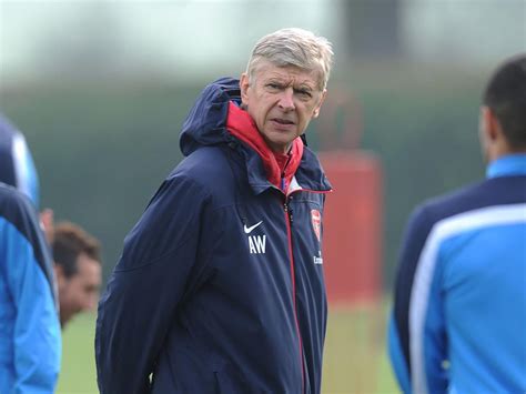 arsene wenger contract thomas vermaelen says everyone wants him to