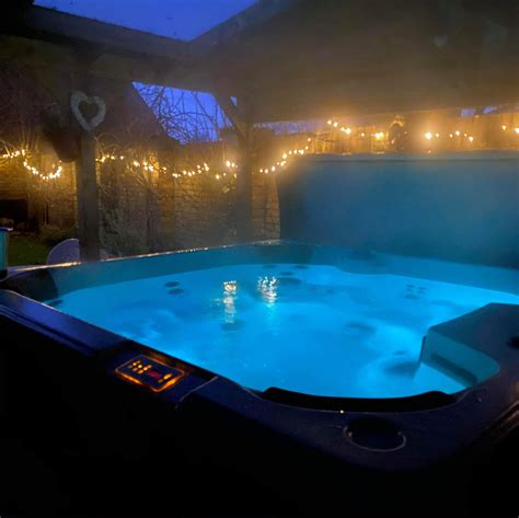 Wisteria Lodge With Hot Tub