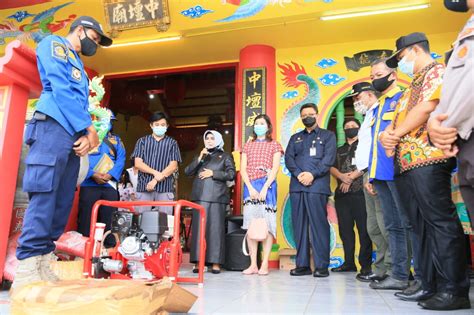 Rahma Serahkan Bantuan Alat Damkar Ke Warga Kemboja