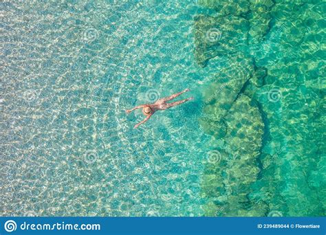 Vista Superior Joven Hermosa Mujer Desnuda En Un Sombrero Nadando En Agua De Mar En Una Playa