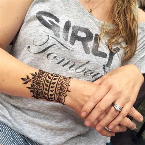 Other than the elephant, the artist also shows small flowers at the fingers above the tattoo. 50+ Henna Tattoos Designs & Ideas (Images For Your ...