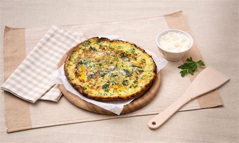 I porri e gli spinaci vengono stufati in padella con un filo d'olio il risultato è una frittata al forno soffice e dorata in superficie, buonissima calda ma anche a temperatura ambiente. Ricetta Frittata di Spinaci al Forno - Findus