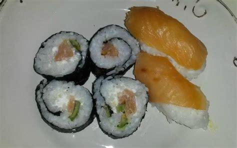 Crevette panee, avocat, oignon cru. Makis saumon fumé avocat avec recette de riz à sushis ...