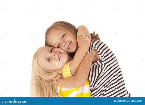 Zwei Junge Schwestern Die Eine Liebenswerte Umarmung Geben Stockbild Bild Von Ausdruck