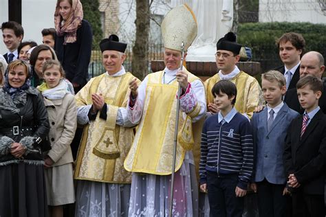 Polska Bp Fellay Udzielił Bierzmowania W Kościele Fsspx W Warszawie