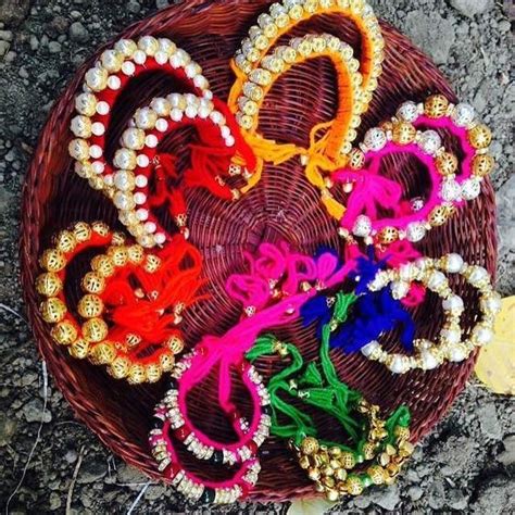Every wedding involves traditional indian wedding gifts. Wearable Indian Wedding Favour Ideas for the Wedding ...