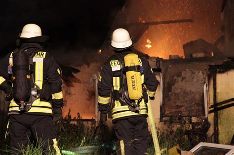 02734 2 84 82 62. Haus im Wald in der Nacht in Flammen - Lünen