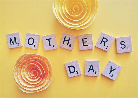 But it can also be printed without the colors so kids can decorate it themselves. 6 Easy Mother's Day Card Ideas That'll Melt Her Heart