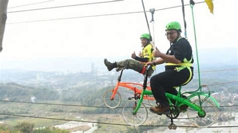 Di sini terdapat paket glamorous camping dan juga rafting (arung jeram). 42+ Wisata Sepeda Gantung Paling Hits di Indonesia