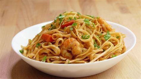 Hoy anímate a preparar algo nuevo en la cocina. TALLARINES CHINOS CON GAMBAS Y VERDURAS - receta facil
