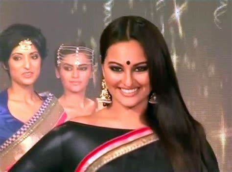 Sonakshi Sinha Walks The Ramp For Rajguru Sarees News Nation English