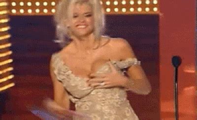 These Clothing Malfunctions Are Very Welcome 29 Gifs Izismile Com