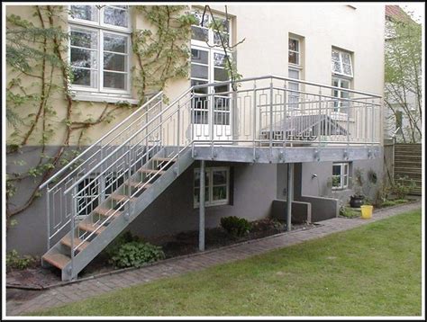 Konfigurieren sie ihre metalltreppe aus witterungsbeständigen und hochresistenten materialien. Balkon Mit Treppe Bauen - Balkon : House und Dekor Galerie ...
