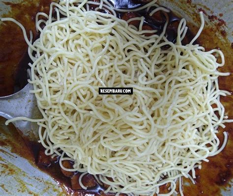 Mie goreng (sometimes spelt 'mi goreng') is a really simple dish that only takes a few minutes to make. Resepi Mee Goreng Basah Sedap Giler dan Mudah