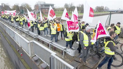 N Ports Beschäftigte streiken in Emden Ostfriesen Zeitung