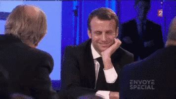 L'entourage du président évoquant une «tentative de gifle». Macron Dragueur GIF - Macron Dragueur Smile - Discover & Share GIFs