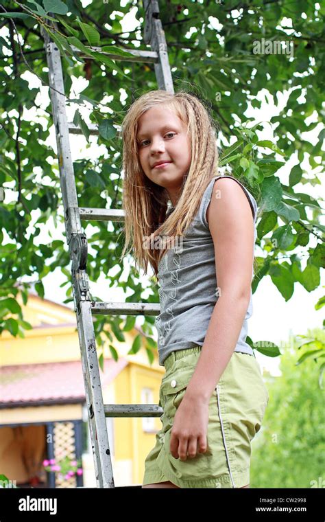 Ein 12 Jahre Altes Mädchen Im Garten Stockfotografie Alamy