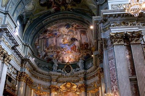 En la capilla de san ignacio de la iglesia del gesú de roma, está la urna de bronce dorado que conserva los restos del santo. Iglesia de San Ignacio de Loyola - Roma | Para mí fue todo ...