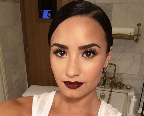 Demi Lovato Demi Lovato Makeup Lipstick Trend Dark Lip Makeup