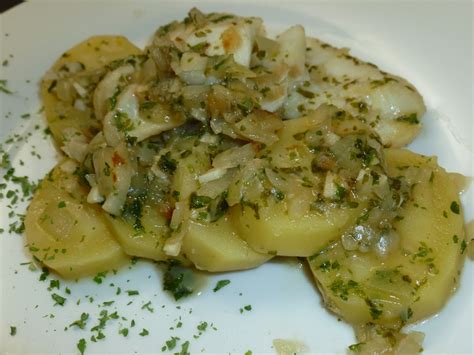 Hervimos el bacalao 3 minutos, retiramos del fuego y dejamos escurrir sobre papel de cocina. A veces cocino: Bacalao con patatas en salsa verde